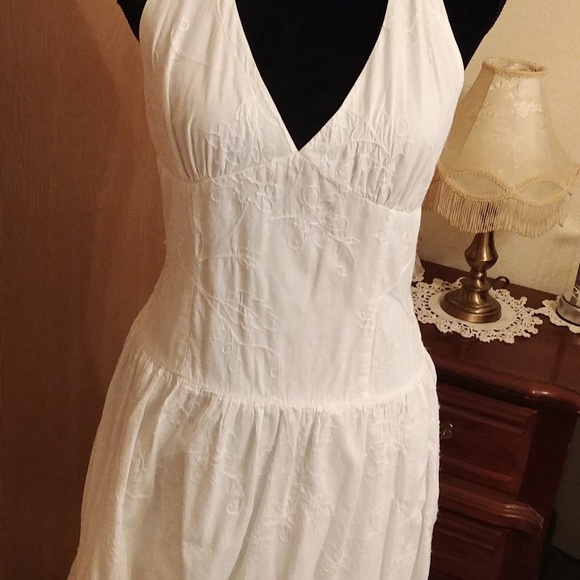 Simple White Halter Dress - Picture 3 of 4